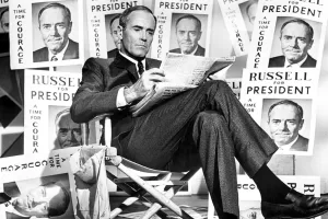 L’outsider Walz, il vice senza scandali che sta facendo impazzire Trump (che dimentica i film di Henry Fonda)