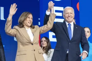 Democratic presidential nominee Vice President Kamala Harris, left, clasps her hand in the air with President Joe Biden at the Democratic National Convention, Monday, Aug. 19, 2024, in Chicago. (AP Photo/Jacquelyn Martin)

Associated Press/LaPresse