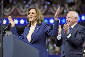 Il sorriso di Kamala Harris, un atto politico per tutte le donne libere