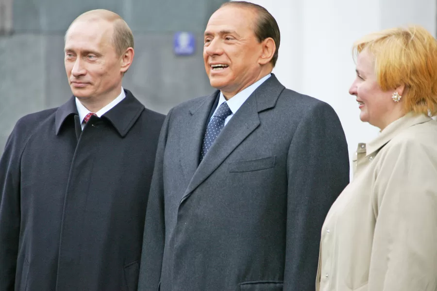 La storia di Berlusconi, Putin e il cervo innocente: “Non me la sentii di sparare. Vladimir dolcissimo se non gli si fanno ingiustizie”