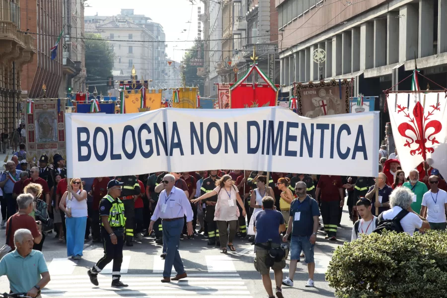 Strage di Bologna, il falso storico dell’Associazione dei familiari: il legame con il MSI mai emerso e le storie requisite dalla sinistra