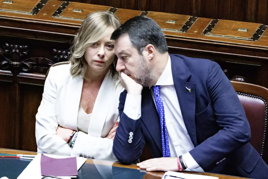 Rai, l’ad Sergio e la “cura dimagrante” che nessuno vuole. Viale Mazzini fa litigare Meloni e Salvini: “Fratelli sprovveduti”