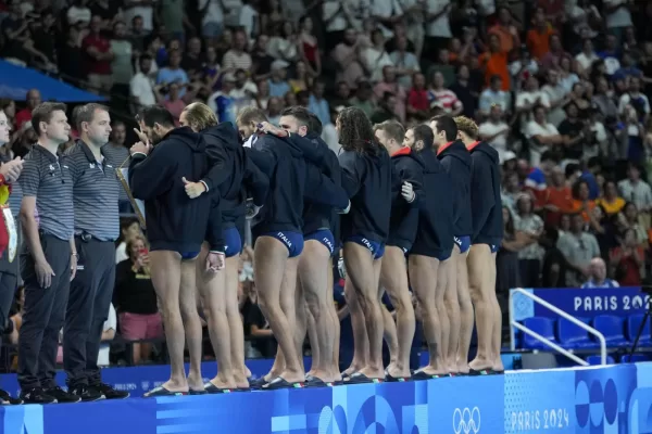 La protesta del Settebello dopo il furto arbitrale alle Olimpiadi, lacrime e rabbia: errore ammesso ma “è colpa delle telecamere”