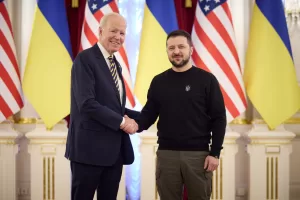 Zelensky vuole più libertà per colpire la Russia e prepara il piano per la vittoria da presentare a Washington