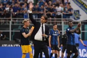 Foto Alberto Gandolfo/LaPresse
22 Maggio 2022 Milano (Italia) 
Sport Calcio 
Inter vs  Sampdoria – Serie A 2021/2022 – Stadio San Siro 
Nella Foto: Simone Inzaghi (FC Internazionale) saluta i tifosi 

Photo Alberto Gandolfo/LaPresse
22 May, 2022 Milan (Italy)
Sport Soccer 
Inter vs Sampdoria – Serie A 2021/2022  – Stadio San Siro
In the pic: Simone Inzaghi (FC Internazionale) salutes the supporters