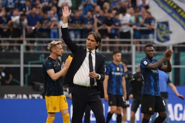 Foto Alberto Gandolfo/LaPresse
22 Maggio 2022 Milano (Italia) 
Sport Calcio 
Inter vs  Sampdoria – Serie A 2021/2022 – Stadio San Siro 
Nella Foto: Simone Inzaghi (FC Internazionale) saluta i tifosi 

Photo Alberto Gandolfo/LaPresse
22 May, 2022 Milan (Italy)
Sport Soccer 
Inter vs Sampdoria – Serie A 2021/2022  – Stadio San Siro
In the pic: Simone Inzaghi (FC Internazionale) salutes the supporters