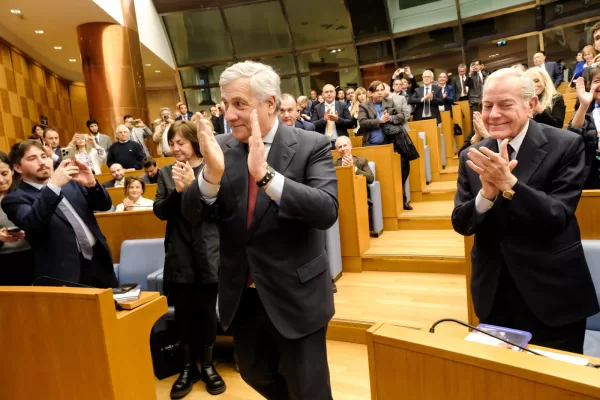 Forza Italia, asse Berlusconi-Letta: prima l’odore di svolta, poi la ritirata. Ora la leadership di Tajani è sotto esame