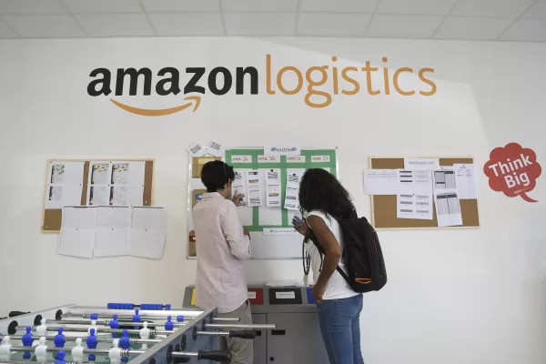 Amazon impone l’addio allo smart working, si torna alla tramezzino-society e al volemose bene