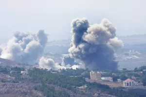 Smoke rises from Israeli airstrikes on villages in the Nabatiyeh district, seen from the southern town of Marjayoun, Lebanon, Monday, Sept. 23, 2024. (AP Photo/Hussein Malla)

Associated Press/LaPresse