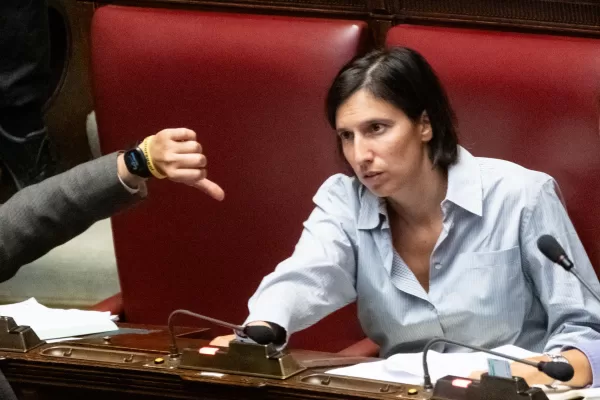 La chiarezza di Starmer contro il populismo mentre i riformisti italiani brancolano nel buio: tutti i “non detti” di Schlein