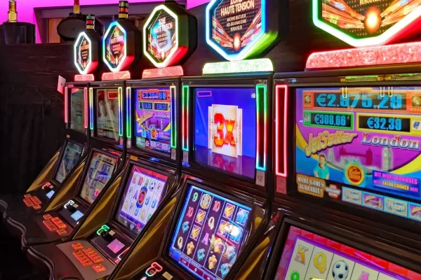 Slot machine in Italia: diffusione capillare, differenze tra VLT e AWP e il loro peso sull’economia