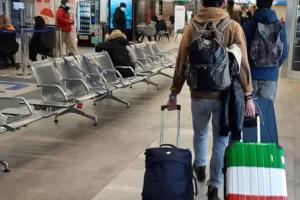 Altro che viziati, i ragazzi fuggono dall’Italia per lavorare di più: il mondo che non esiste di politica e sindacati