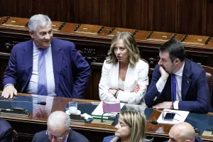 Canone Rai, Tajani batte Salvini e vota con le opposizioni. La mossa di Forza Italia che spiazza Meloni