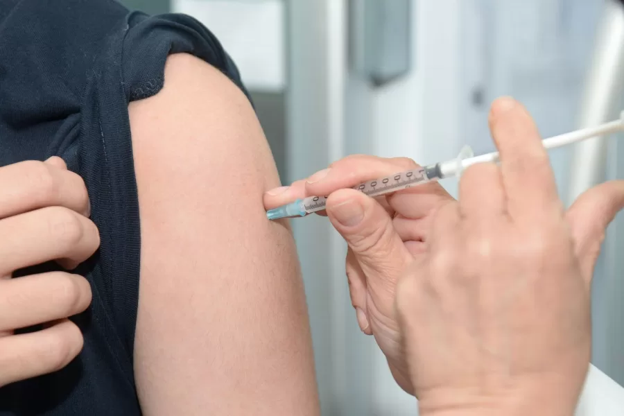 Commissione sulla pandemia per non deludere i no-vax, latitanza su vaccini anti influenza e Covid: la sgangherata linea del governo