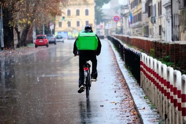 Rider a Bologna sotto l’alluvione: “Pedalavo con l’acqua ai polpacci, 28 ordini senza mance. Alla gente non importava ma non potevo fermarmi”