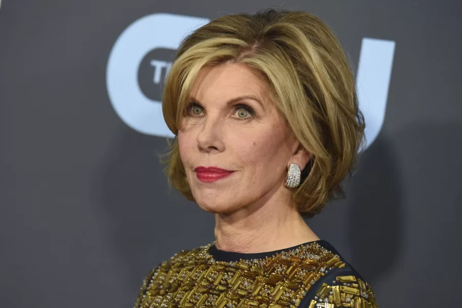 Elezioni USA, Christine Baranski da ‘Mamma Mia’ al porta a porta per far votare Kamala Harris