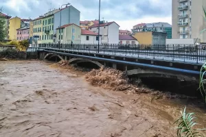 Allerta Meteo arancione in Liguria: rischio esondazione, treni fermi e tratti d’autostrada interrotti. Scuole chiuse a La Spezia