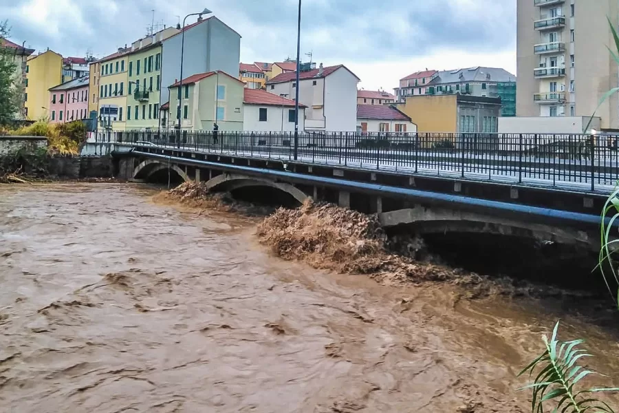 Allerta Meteo arancione in Liguria: rischio esondazione, treni fermi e tratti d’autostrada interrotti. Scuole chiuse a La Spezia