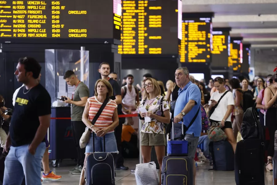 Roma Termini, cancellazioni e ritardi: gli aggiornamenti dalla stazione. Monitor spenti, decine di treni interessati