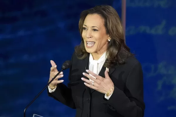 Kamala Harris e la pistola automatica Glock: “Guardate il mio passato e capirete perché ho un’arma. Il pericolo oggi si chiama Donald Trump”