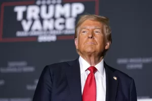 Republican presidential nominee former President Donald Trump arrives for a campaign rally at the Gaylord Rockies Resort & Convention Center, Friday, Oct. 11, 2024, in Aurora, Colo. (AP Photo/Alex Brandon) 


associated Press / LaPresse
Only italy and Spain