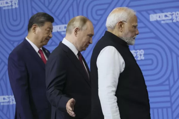 Brics, la commedia di Kazan. Una folla inerme senza nome e dignità