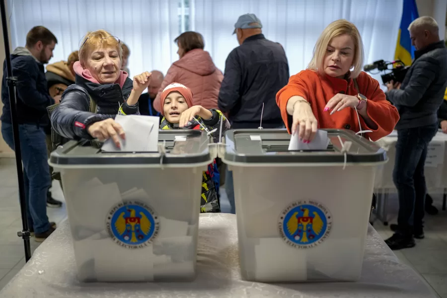 Women cast their vote in Chisinau, Moldova, Sunday, Oct. 20, 2024, during a presidential election and a referendum on whether to enshrine in the Constitution the country’s path to European Union membership. (AP Photo/Vadim Ghirda)

Associated Press/LaPresse