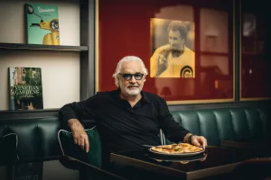 Caos al Crazy Pizza, Briatore promette una degustazione gratis: “Domenica siete tutti invitati. In omaggio un fiore”