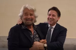 Conte non rinnova il contratto a Grillo: l’accordo in scadenza nei prossimi mesi e la croce di Casaleggio: “Del M5S è rimasto solo il nome”