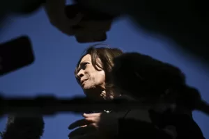 Tutte le incertezze di Kamala Harris: le minoranze, i cattolici e l’immigrazione. La candidata che parla per slogan e si trincera dietro il suo staff