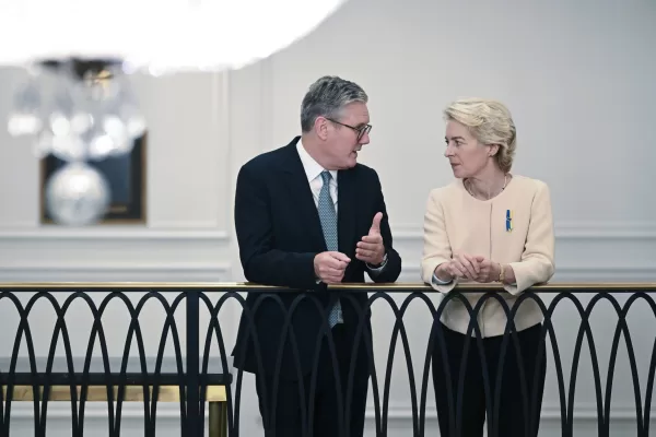 Starmer incontra von der Leyen, ma Bruxelles lo accoglie con sufficienza. Il bluff sulle nuove generazioni e la lattuga prossima alla scadenza