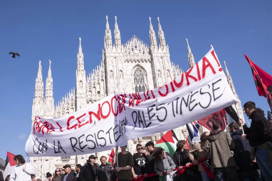 Piazza Duomo. In occasione della manifestazione per la giornata della liberazione, scontri e tensioni con la polizia. – Cronaca – Milano, Italia – Giovedì 25 Aprile 2024
(Foto Alessandro Cimma/Lapresse)  

Cathedral Square. At liberation day demonstration, clashes and tensions with police. – Chronicle – Milan, Italy – Thursday, April 25, 2024
(Photo Alessandro Cimma/Lapresse)  

Si genera un corteo pro palestina non autorizzato verso cadorna