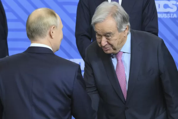 Guterres s’inchina per salutare Putin e abbraccia calorosamente Lukashenko, le immagini più forti delle parole: la miccia del disordine mondiale