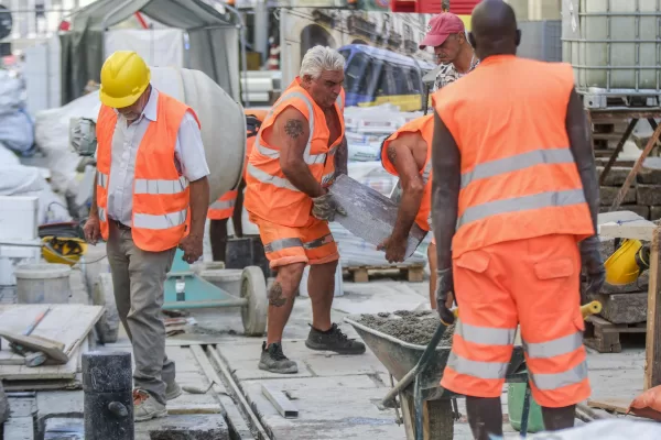 Lavori e sei povero, la vera emergenza che la politica non vuole vedere: occupazione in aumento ma il piatto a tavola non arriva a fine mese