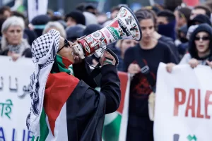 Un momento della manifestazone nazionale in sostegno di Palestina e Libano contro la guerra di Israele, Roma, Sabato, 5 Ottobre 2024 (Foto Roberto Monaldo / LaPresse)

A moment of demonstration of the national demonstration to support of Palestine and Lebanon against Israel’s war, Rome, Saturday, October 5, 2024 (Photo by Roberto Monaldo / LaPresse)