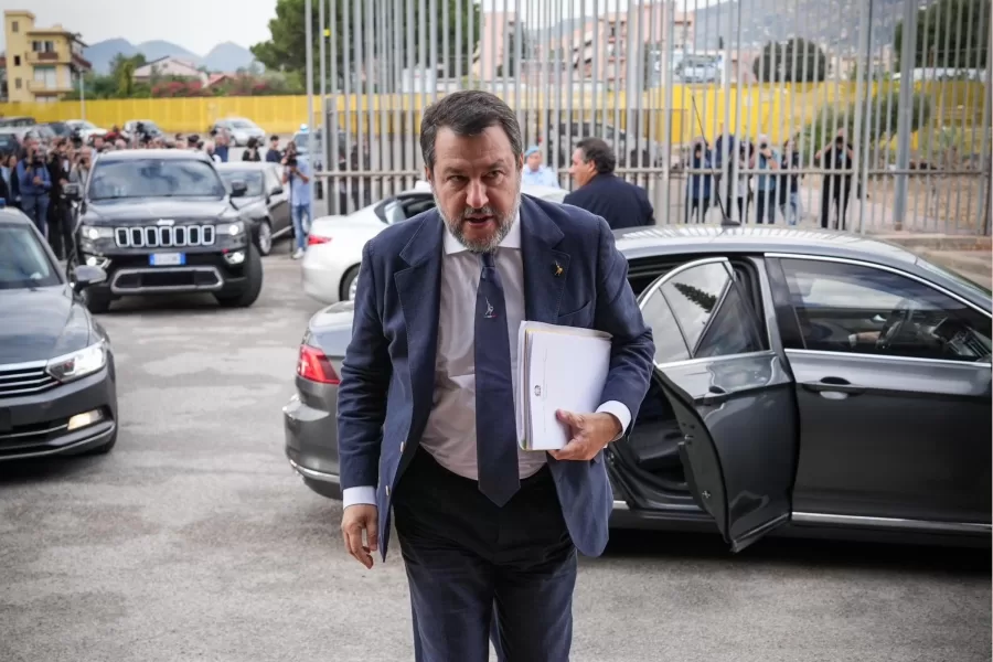 Processo Open Arms, Salvini in aula. L’arringa di Bongiorno: “Non si può scegliere dove sbarcare, la nave bighellonava anziché andare in Spagna”