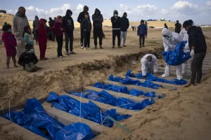 Palestinians bury the bodies of people who were killed in fighting with Israel and returned to Gaza by the Israeli military, during a mass funeral in Rafah, Gaza Strip, Tuesday, Jan. 30, 2024. (AP Photo/Fatima Shbair)

Associated Press/LaPresse
Only Italy and Spain