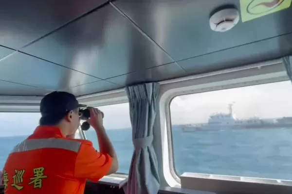 In this screen grab from video released by the Taiwan Coast Guard, a member of the Taiwan Coast Guard monitors a China Coast Guard boat as it passes near the coast of Matsu islands, Taiwan on Monday, Oct. 14, 2024. (Taiwan Coast Guard via AP)


Associated Press/LaPresse