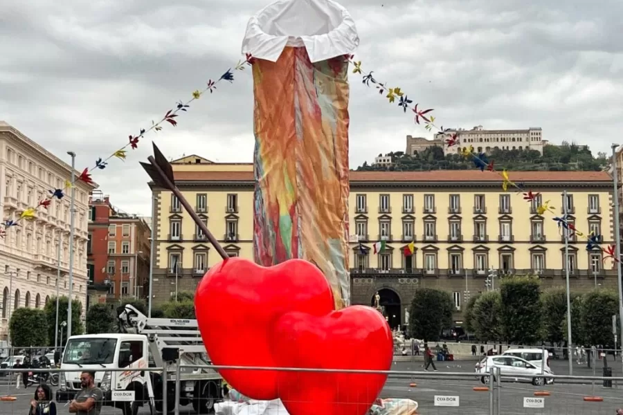 Il Pulcinella di Pesce visto da 6 napoletani ‘emigrati’: da “cosa c’è di osceno in un fallo” a “Napoli ferma a identità di 40 anni fa”