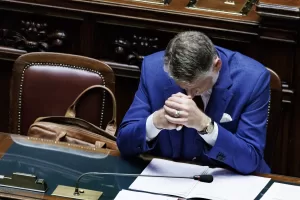 Nuovo caso Giuli, gli spoiler di Report e lo sguazzo dei voyeuristi. Ora il ministro è isolato