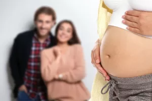 Il tabù della maternità surrogata, italiani perseguitati perché colpevoli di volere un bambino