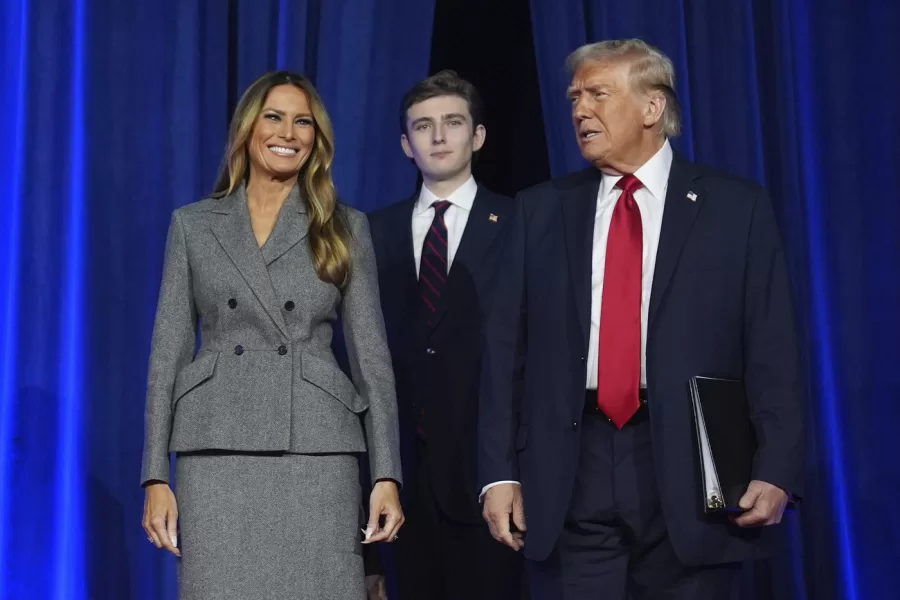 Republican presidential nominee former President Donald Trump, Melania Trump and Barron Trump, arrives to speaks at an election night watch party, Wednesday, Nov. 6, 2024, in West Palm Beach, Fla. (AP Photo/Evan Vucci) 


Associated Press / LaPresse
Only italy and Spain