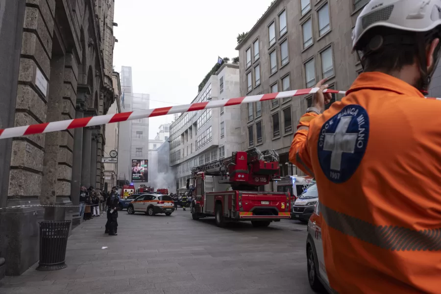 Incendio in corso Vittorio Emanuele a Milano. Le fiamme in un sotterraneo e il guasto elettrico: tutti gli edifici al buio