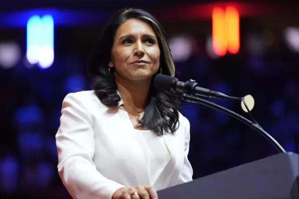 Tulsi Gabbard, chi è l’ex dem adorata dai russi. La “compagna” scelta da Trump a capo dei servizi segreti americani