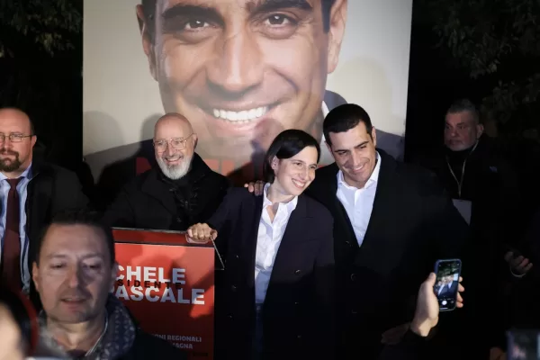 La segretaria del Partito Democratico Elly Schlein con il candidato Michele de Pascale durante il discorso finale dopo la vittoria per l’elezione a presidente della regione Emilia Romagna a Bologna, Italia – 18 novembre 2024 (Photo Guido Calamosca/LaPresse)

Democratic Party secretary Elly Schlein with candidate Michele de Pascale during her final speech after winning the election for president of the Emilia Romagna region in Bologna, Italy – Nov. 18, 2024 (Photo Guido Calamosca/LaPresse)