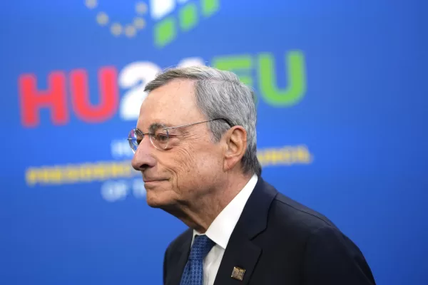 Summit di Budapest, l’Europa nella tana del lupo pende dalle labbra di Draghi. I due lati della vittoria di Trump