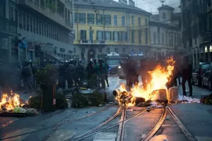 Landini getta benzina sulla rivolta sociale. Guerriglia a Milano e autunno caldissimo, ma la sinistra non si scandalizza