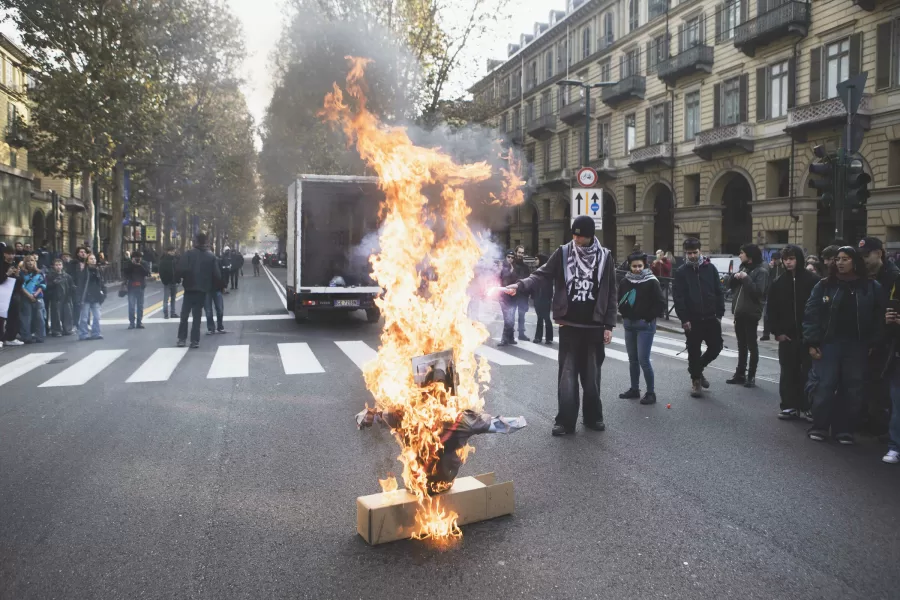 Studenti  bruciato un fantoccio raffigurante il ministro Valditara all’angolo tra corso Vittorio Emanuele e corso Galileo Ferraris. Torino, Italia – Venerdì, 15 Novembre 2024 – Cronaca – ( Foto Andrea Alfano / LaPresse )

Students burn a puppet representing Italian school minister Valditara. Turin, Italy – Friday, November 15, 2024 – News – ( Photo Andrea Alfano / LaPresse )