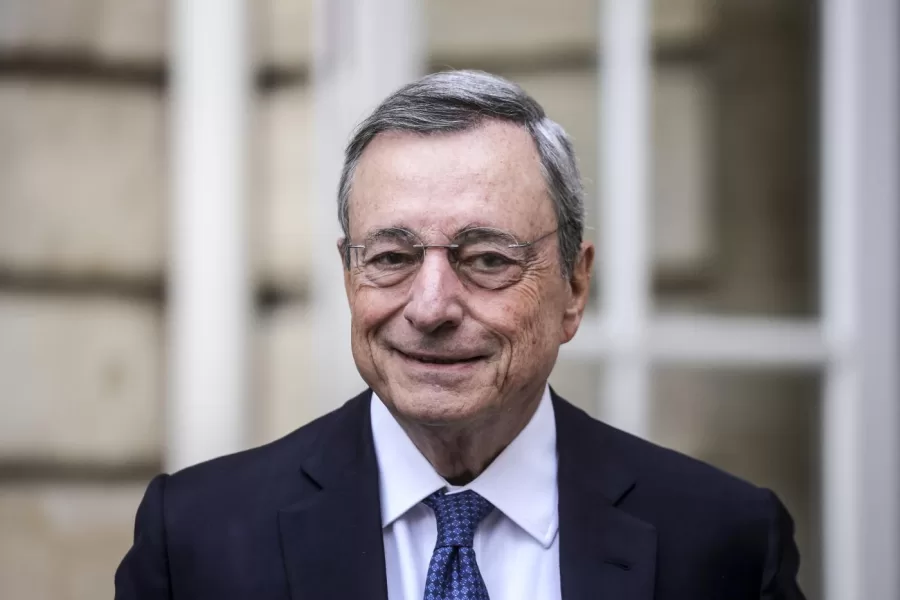 Draghi striglia ancora l’Europa: “Basta austerity e salari bassi altrimenti tra 25 anni non cambierà nulla”