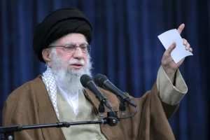 Il presidio per dire no alla celebrazione di Khamenei: il libro del dittatore iraniano e quella differenza tra propaganda e informazione